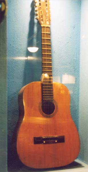 12-ти струнная гитара Виктора Цоя фабрики муз.инстр.им.'Луночарского', купленная им в 1978 г.